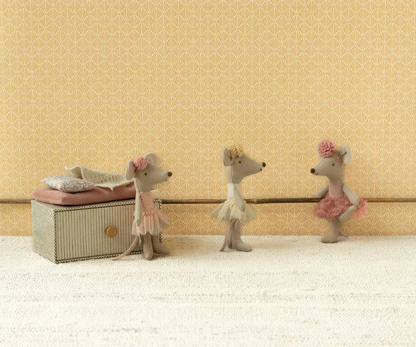 Little sister Dance Mouse in Daybed,