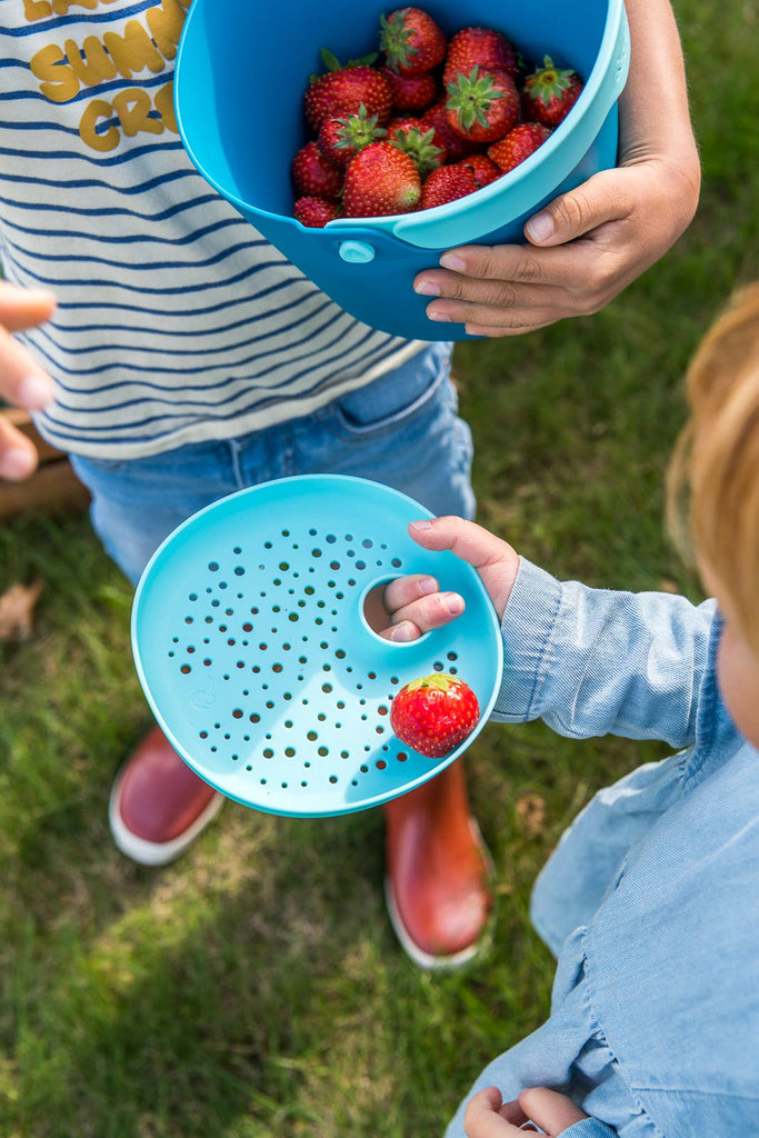 Quut Bucki - Bucket & Sand Sifter. Beach Sand and Pool Toy.: Ocean